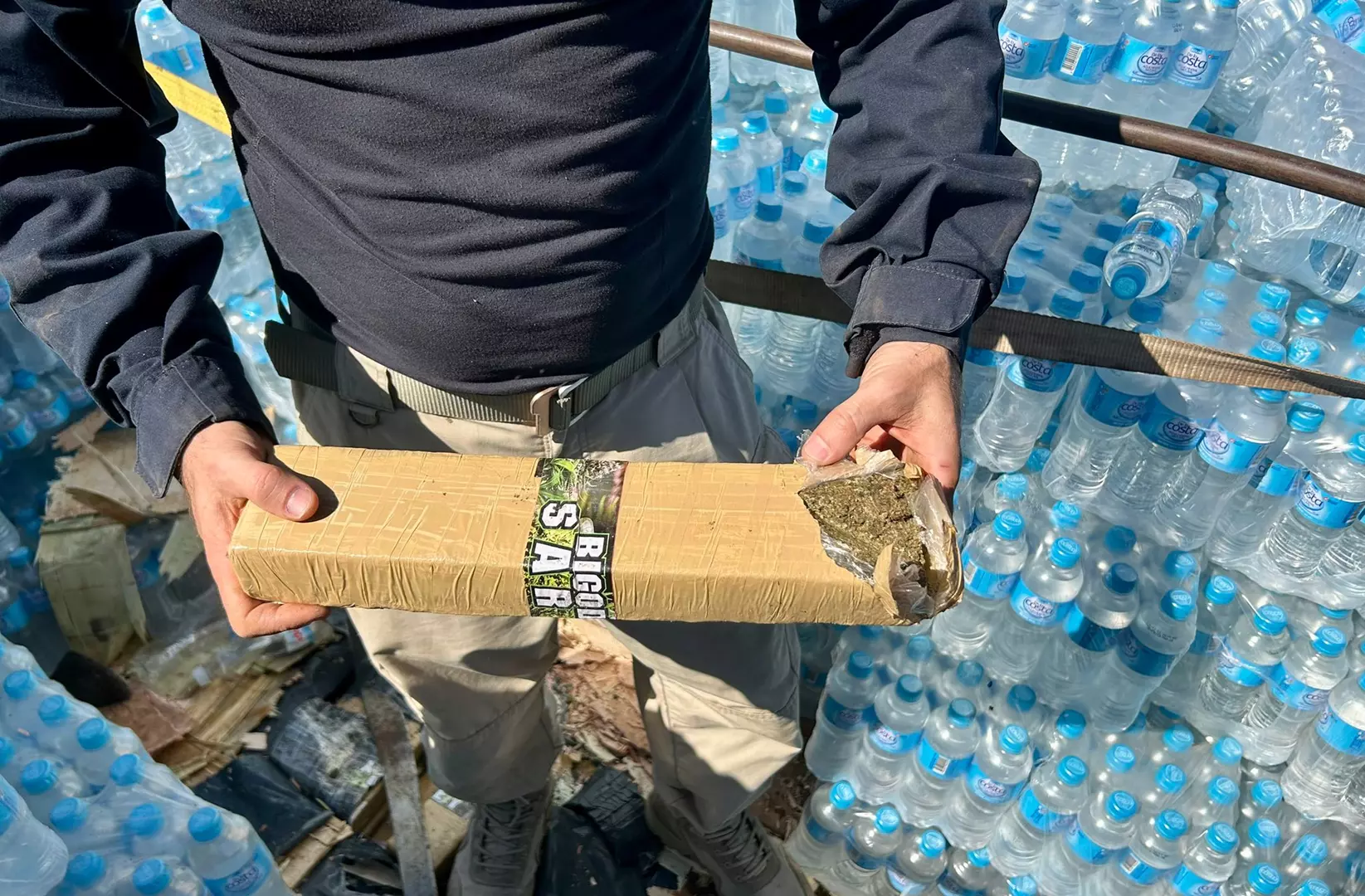 PRF encontra toneladas de maconha em fundo falso de carreta com donativos para o Rio Grande do Sul